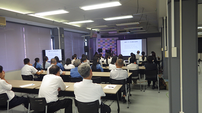 女性社員のための交流サロンにて、社内講演会を行いました